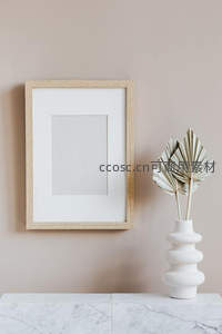 简约木质相框与干叶花瓶的静物组合