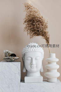 白色佛头雕塑与芦苇干花的禅意摆设