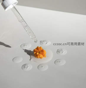 滴管轻滴精华液，橙花绽放于乳液中央