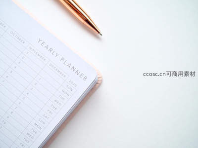 年度计划本与金属笔，极简桌面