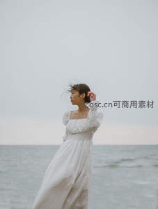 海风轻拂，白衣女子侧颜凝望