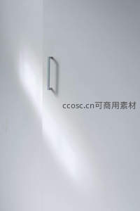 极简白墙上的金属门把手