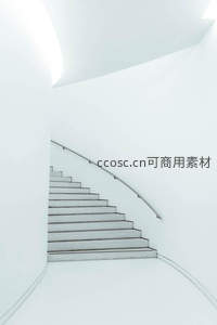 纯白空间中的螺旋楼梯，简约现代设计感