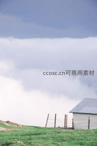 云海之上的山间小屋，静谧如画