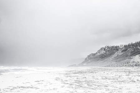 雾霭海岸线，岩石与浪花的静谧对话