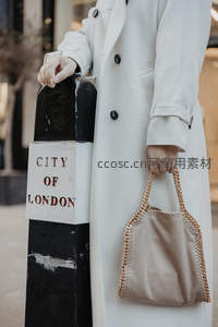 伦敦街头，米白大衣与链条包的都市优雅