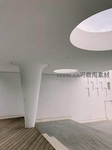 现代建筑内部白色曲面结构空间