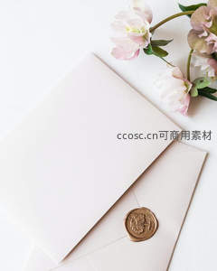 白色信封与粉色花朵的静谧搭配