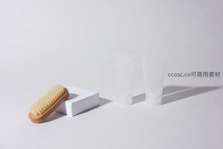 极简风格美容护肤产品与木质刷子陈列