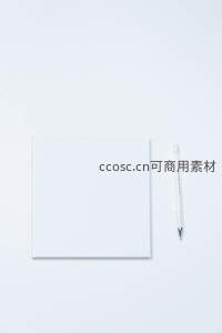 空白笔记本与透明笔的极简构图