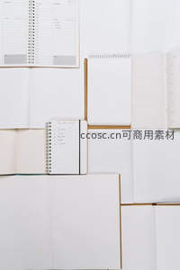 多本打开的笔记本拼贴布局