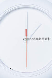 极简风白色挂钟特写红秒针