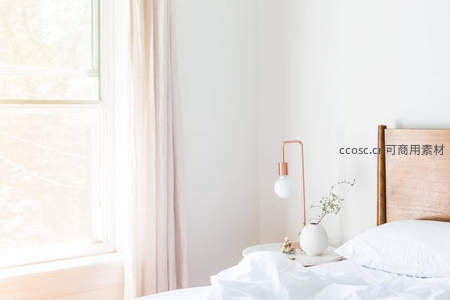 温馨卧室床头柜上的铜色台灯