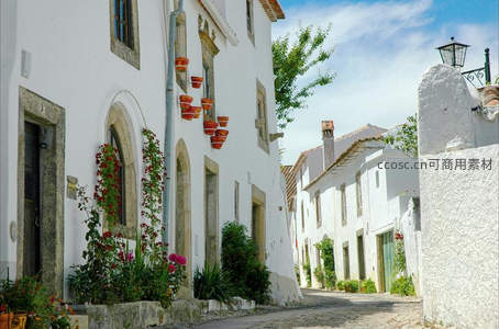 阳光洒落的欧洲小镇石板路街景