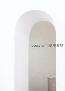 纯白拱门空间中的极简艺术美感