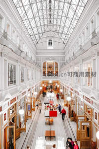 古典商场玻璃穹顶下的繁华景象