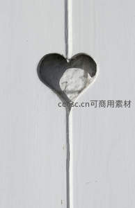 白色木板心形镂空