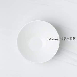 纯白瓷碗静置于大理石台面之上