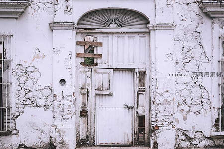 破旧白色木门老宅