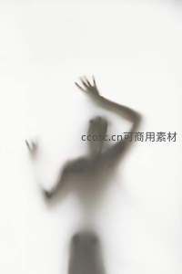 朦胧人影在白色背景上舞动姿态