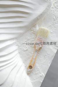 白色纹理背景上的旧画笔特写