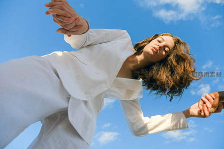 蓝天背景下白衣女子仰望天空
