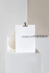 夹板上的空白纸张，简约艺术展示台