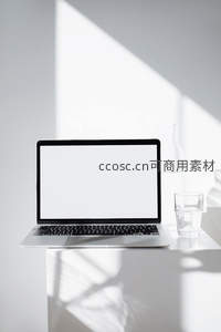 简约办公桌上的笔记本电脑与阳光