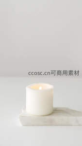 燃烧的电子蜡烛置于大理石底座