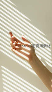 手与百叶窗光影的互动