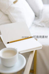 床边小几上的笔记本与咖啡杯静物