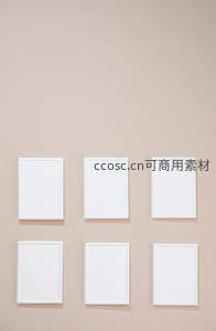 六幅空白画框整齐排列墙面