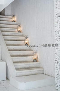 水泥楼梯配复古煤油灯，工业风艺术空间
