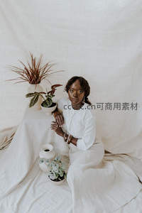 白衣女子与绿植静谧相伴