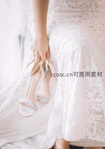 新娘手持水晶婚鞋优雅