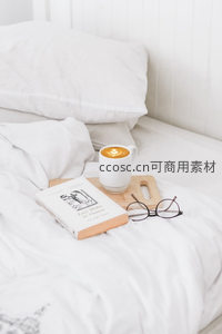 床头咖啡书本眼镜惬意时光