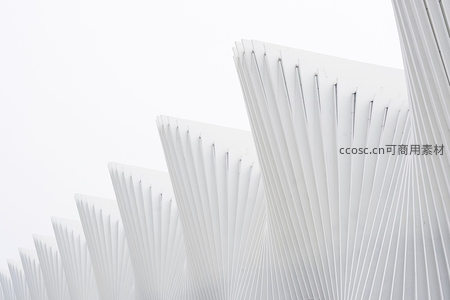 白色建筑的几何线条与光影艺术