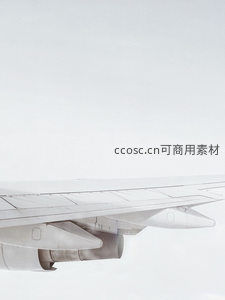 飞机机翼划过云层之上