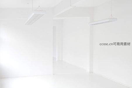 纯白空旷房间内的极简主义美学