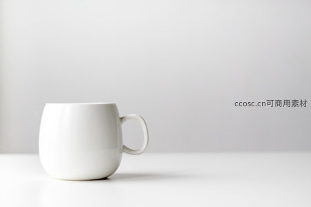 白色马克杯在极简桌面的静物特写