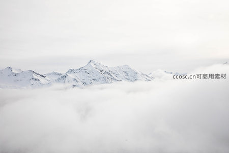云海之上的雪峰，静谧而壮丽