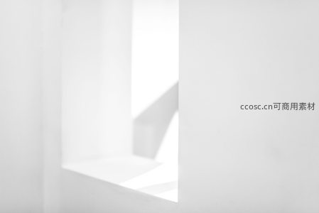 纯白空间中的几何光影与宁静角落