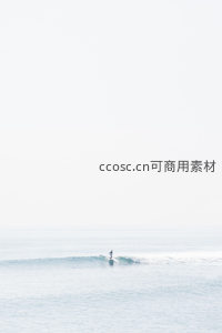 孤独冲浪者在宁静海面滑行