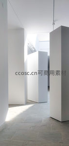 阳光洒落的极简主义展厅