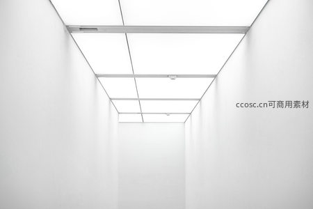 仰视视角下的白色天花板走廊