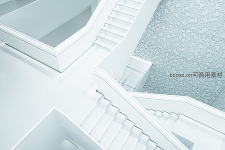 俯瞰交错的白色现代楼梯