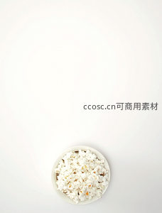 纯白背景下的一碗爆米花