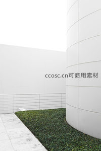 白色曲线建筑与绿色草坪角落