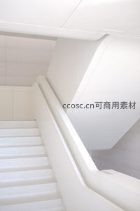 纯净白色楼梯间的流动曲线