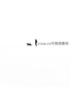 雪原上人与犬的孤独剪影